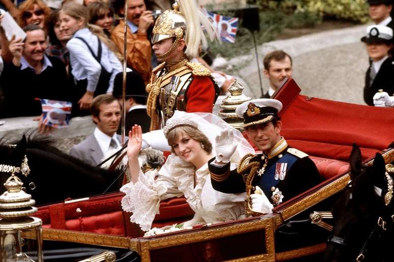 Rec&eacute;m-casados, o pr&iacute;ncipe Charles e a princesa Diana s&atilde;o transportados de carro para o Pal&aacute;cio de Buckingham