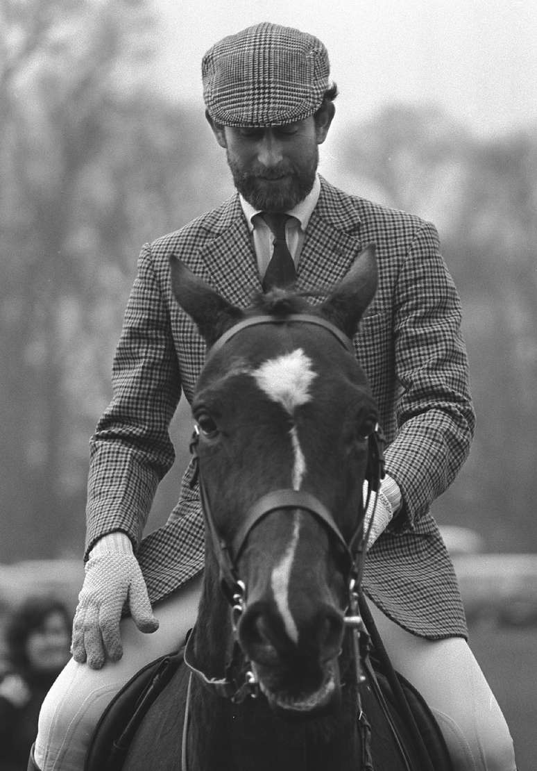 De visual novo, com barba, participando do tradicional evento Badminton Horse Trials