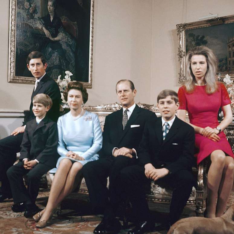 A Fam&iacute;lia Real no Pal&aacute;cio de Buckingham: pr&iacute;ncipe Charles, princesa Anne e pr&iacute;ncipe Andrews com o irm&atilde;o mais novo, pr&iacute;ncipe Edward