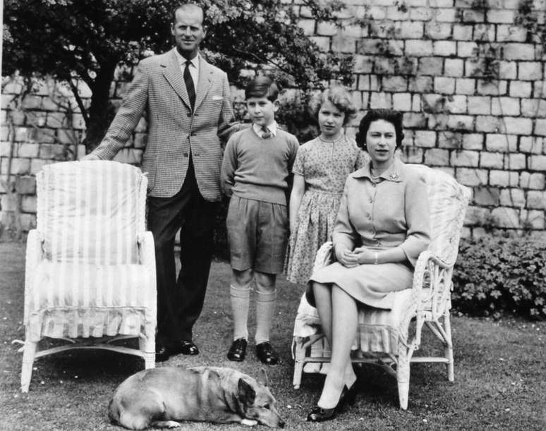 Retrato de Charles com a fam&iacute;lia no Castelo de Windsor; com a fam&iacute;lia est&aacute; Sugar, um dos corgis da rainha