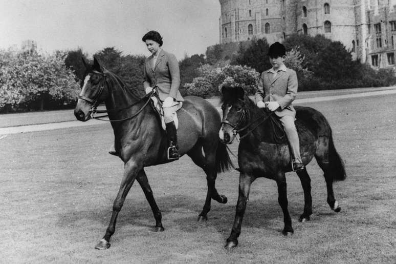 Cavalgando no Castelo de Windsor com a m&atilde;e, a Rainha Elizabeth 2&ordf;