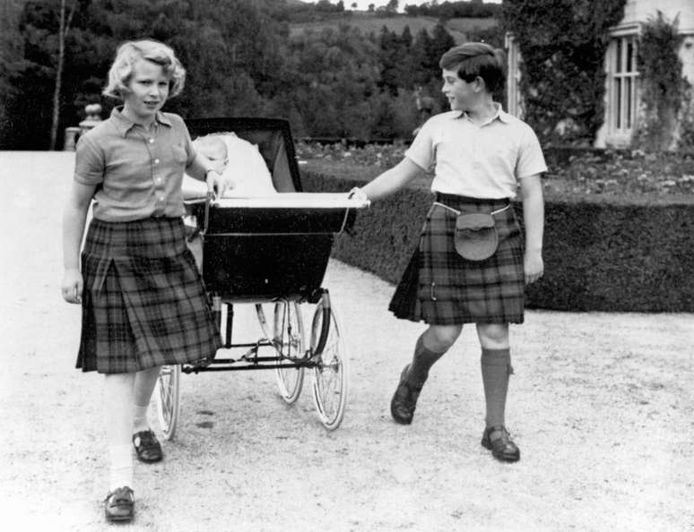O pr&iacute;ncipe Charles e a princesa Anne ganharam um irm&atilde;o, o pr&iacute;ncipe Andrew, em 1960