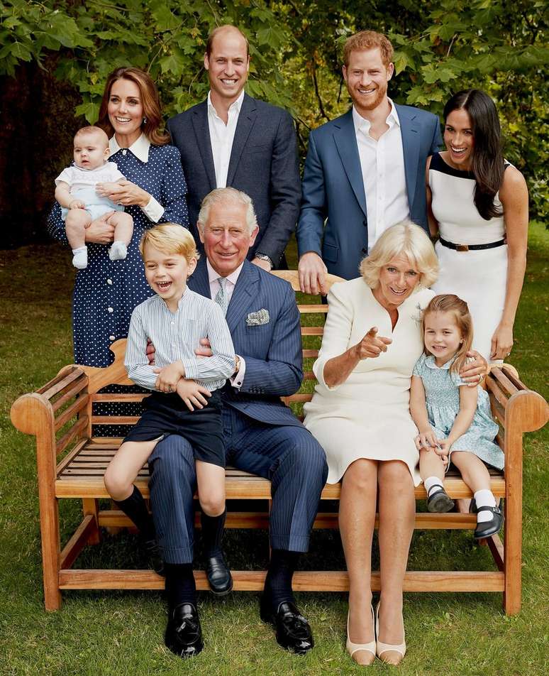 Mas por que parar agora? Veja mais uma foto divulgada por ocasi&atilde;o do anivers&aacute;rio do Pr&iacute;ncipe Charles. Nela h&aacute; tr&ecirc;s gera&ccedil;&otilde;es da fam&iacute;lia real: Charles com sua mulher, seus filhos e netos.