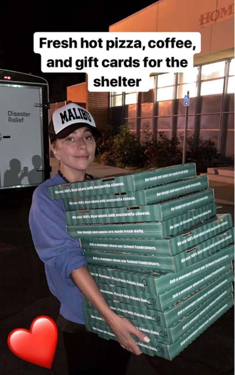 'Pizza quente, café e gift cards para o abrigo', publicou Lady Gaga no Instagram Stories.