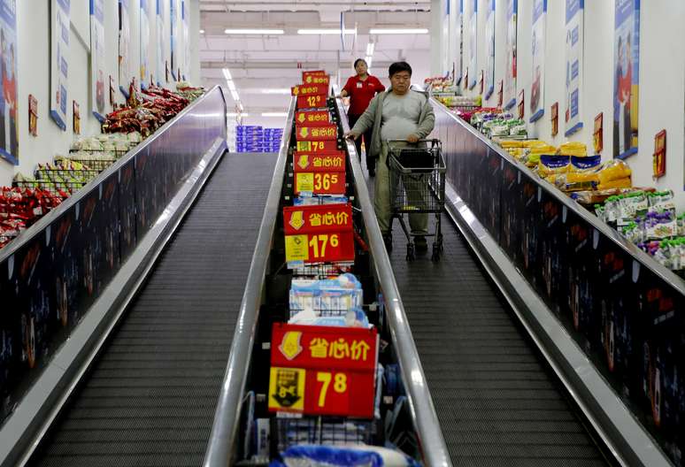 Consumidores fazem compras em mercado em Pequim, na China 15/10/2015   REUTERS/Kim Kyung-Hoon