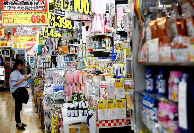 Consumidores fazem compras em loja em Tóquio, no Japão 18/06/2018 REUTERS/Kim Kyung-Hoon 