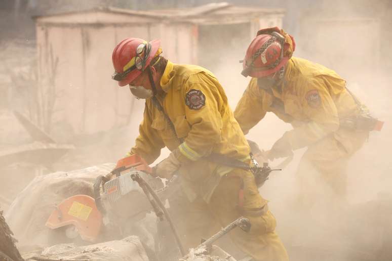 Bombeiros vasculham casa destruída pelo Incêndio Fire em Paradise, na Califórnia 13/11/2018  REUTERS/Terray Sylvester