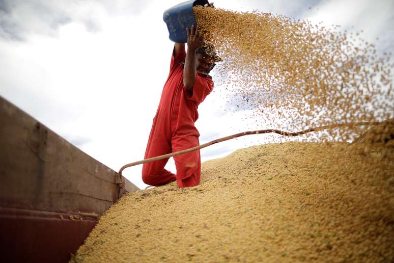 Funcionário inspeciona grãos de soja em Campos Lindos, Tocantins 18/02/2018 REUTERS/Ueslei Marcelino 