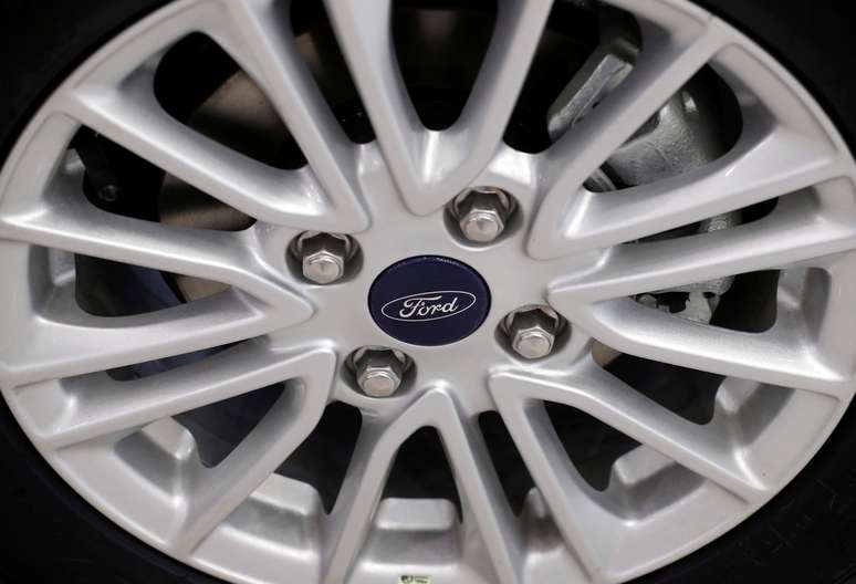 Logo da Ford em roda de veículo em foto ilustrativa 
01/11/2018 REUTERS/Altaf Hussain