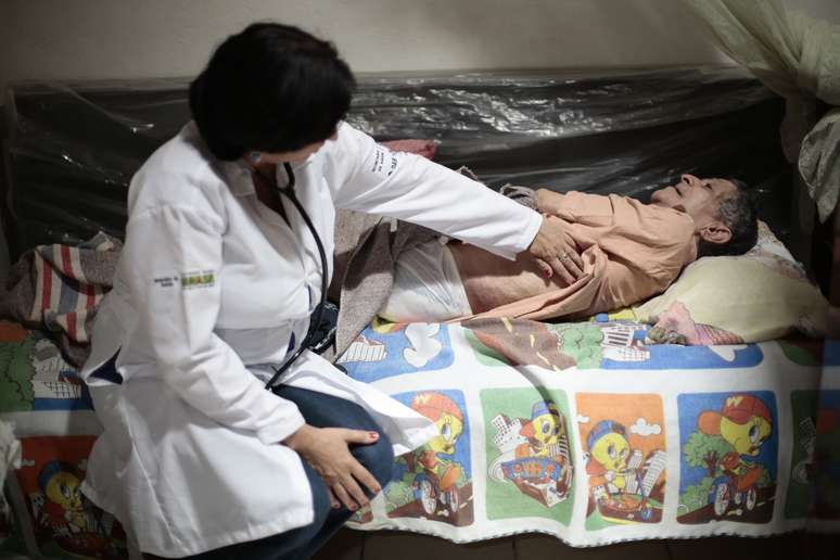 Médica cubana atende paciente em casa na cidade baiana de Itiuba
20/11/2013 REUTERS/Ueslei Marcelino