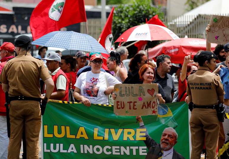 Apoiadores de Lula perto da sede da PF em Curitiba
 14/11/2018    REUTERS/Rodolfo Buhrer 
