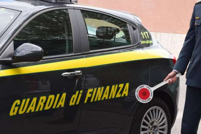 Viatura da Guarda de Finanças durante operação contra máfia na Itália