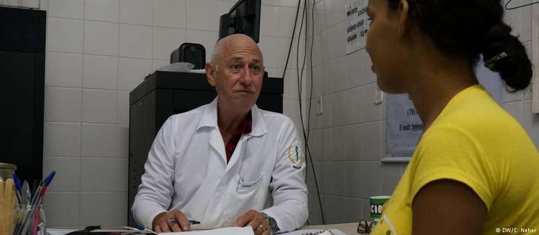 Médico cubano atende paciente em Lagarto