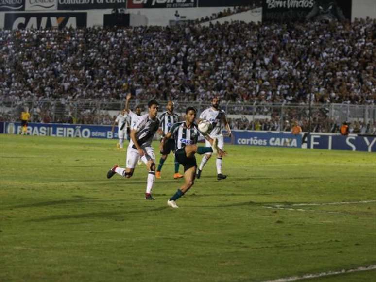 Sistema defensivo da Ponte Preta controlou o ataque do Coxa (Foto: Divulgação/ Coritiba)