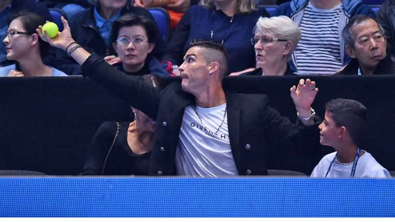 Ao lado do filho na primeira fila, Cristiano Ronaldo pega bola em jogo de Novak Djokovic no ATP Finals (Divulgação)