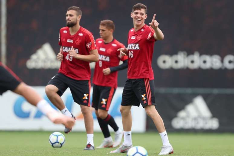 Léo Duarte, à esquerda, é titular; Ronaldo, à direita, procura uma oportunidade (Foto: Gilvan de Souza/Flamengo)