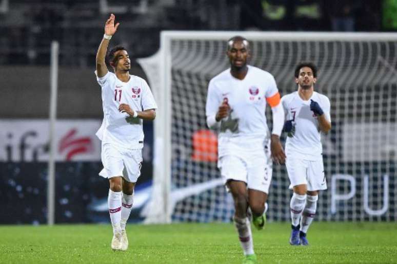 Jogadores comemoram o gol da vitória sobre a Suíça (Foto: Fabrice Coffrini / AFP)