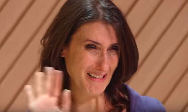 Paola Carosella chora ao se despedir de André