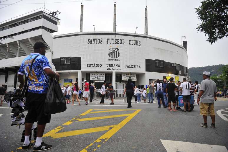 Torcedores chegam à Vila Belmiro para a partida entre Santos e Atletico-PR, pelo Campeonato Brasileiro, em Santos, SP (30/09/2018)