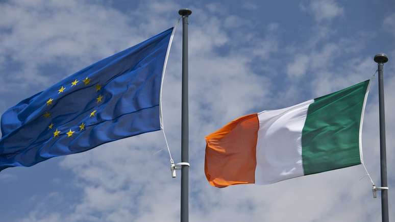 Bandeiras da UE e irlandesa; ponto mais difícil da negociação é como ficará a fronteira entre República da Irlanda e Irlanda do Norte
