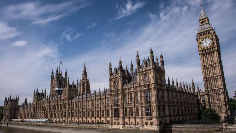 Parlamento britânico terá de dar seu aval ao acordo acertado por May com a UE