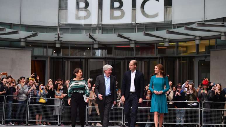 O casal real foi fotografado com o diretor-geral da BBC, Tony Hall, e a diretora da BBC Children, Alice Webb