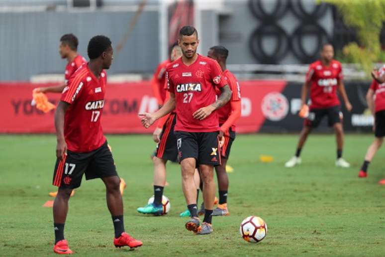 Rômulo tenta recuperar espaço e tempo perdido no Flamengo (Foto: Gilvan de Souza / Flamengo)