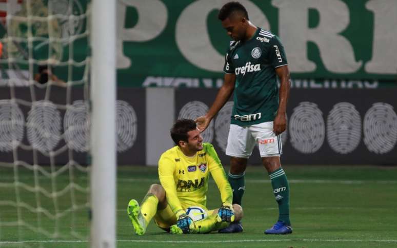 Goleiro foi um dos que reclamou da arbitragem após a partida (Foto: LUCAS MERÇON / FLUMINENSE F.C.)