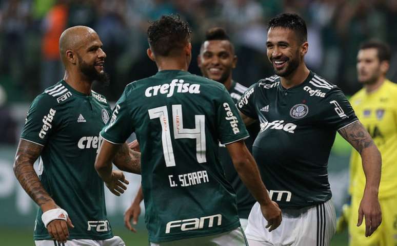 Jogadores do Palmeiras comemoram o gol de Luan marcado contra o Fluminense (Foto: Cesar Greco)