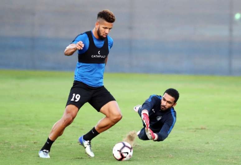 Samuel tem 13 jogos na atual temporada pelo Al Nasr (Divulgação)