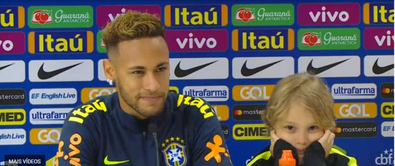 Neymar concedeu entrevista coletiva ao lado do filho Davi Lucca (Foto: Reprodução/ CBF TV)