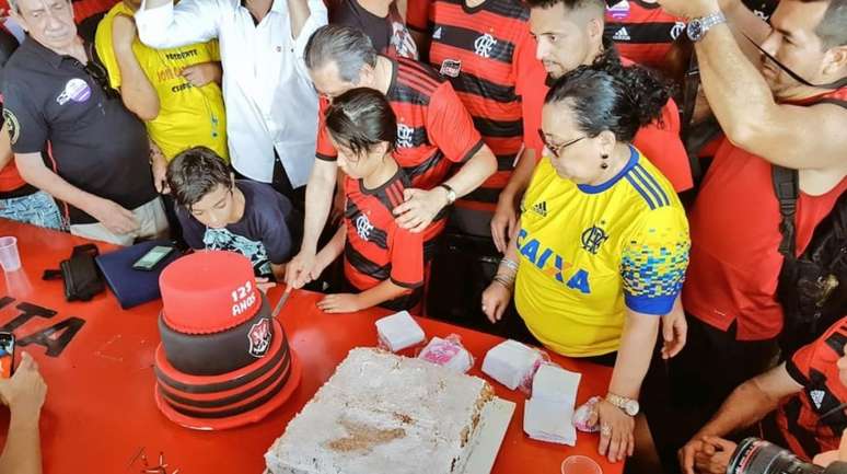Teve bolo na Gávea para comemorar os 123 anos do Clube de Regatas do Flamengo(Foto: Divulgação/Flamengo)