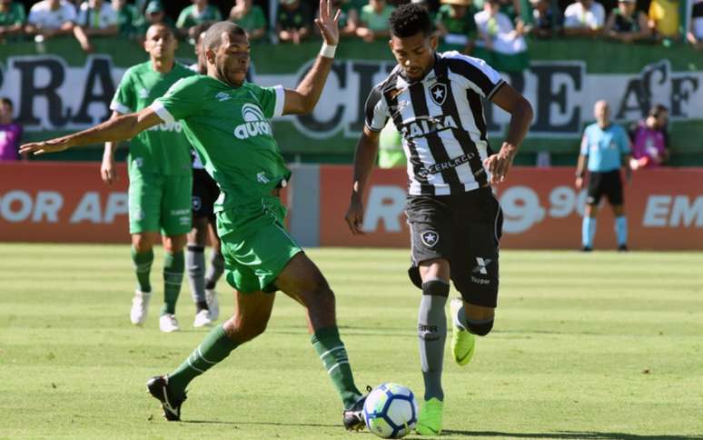 Botafogo esperou pelo momento do contra-ataque e foi mais feliz neste sábado (Renato Padilha/AGIF)