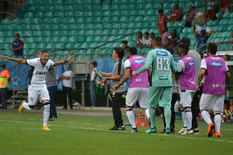 Calyson comemora gol do Ceará contra o Bahia