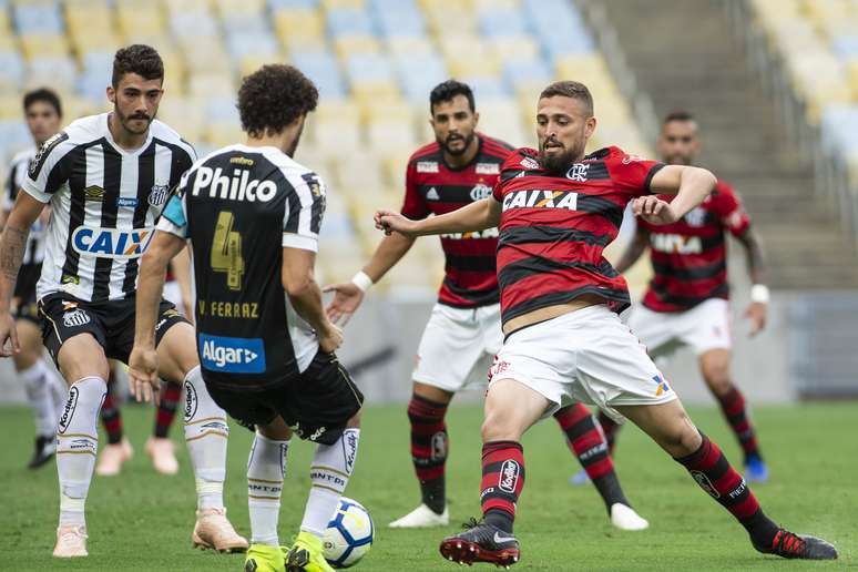 Leonardo Duarte e Victor Ferraz disputam a bola em Flamengo x Santos