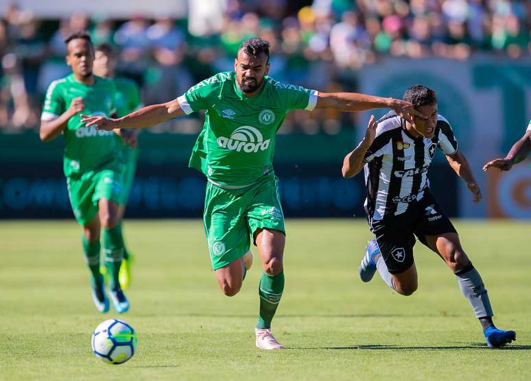 Fabrício Bruno (à esq.), da Chapecoense, e Erik (à dir.), do Botafogo, disputam a bola 