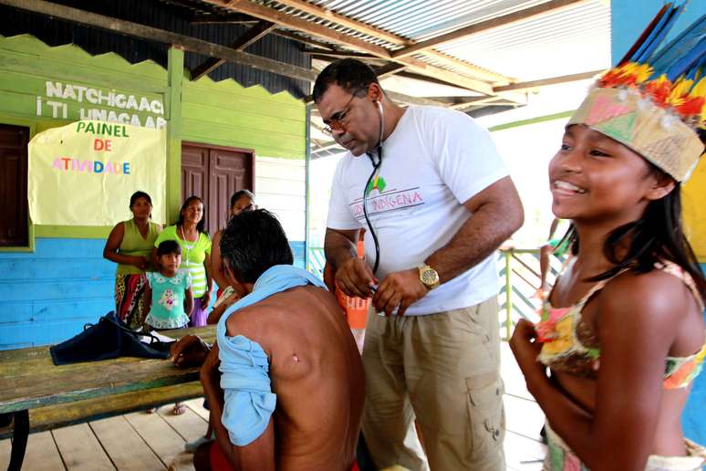 Integrante da equipe do Mais Médicos em Tabatinga (AM), atende a comunidade indígena de Belém dos Solimões