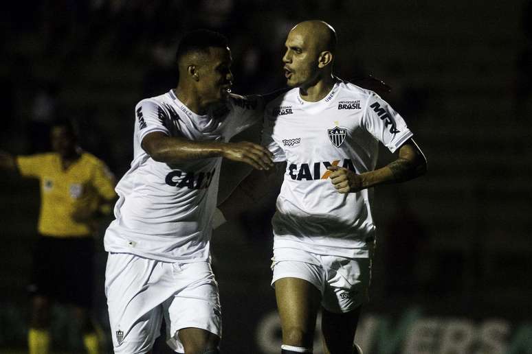 Fabio Santos comemora gol do Atlético-MG