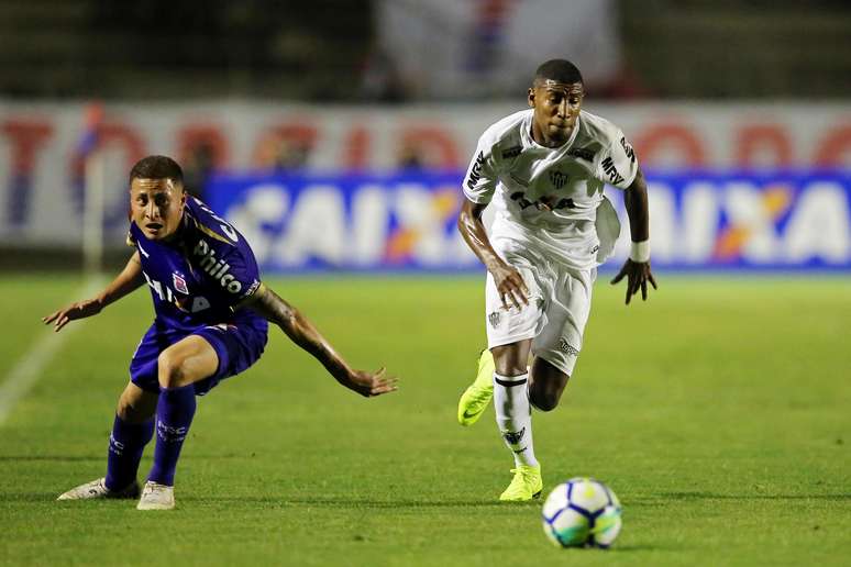 Emerson e Rodrigo Carioca disputam a bola em Paraná x Atlético-MG