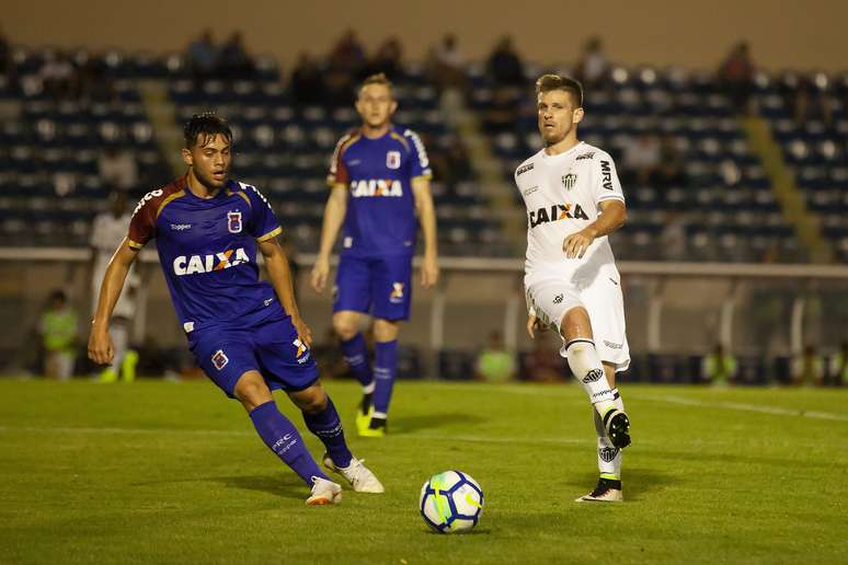 Matheus Galdezani e Leandro Vilela disputam a bola