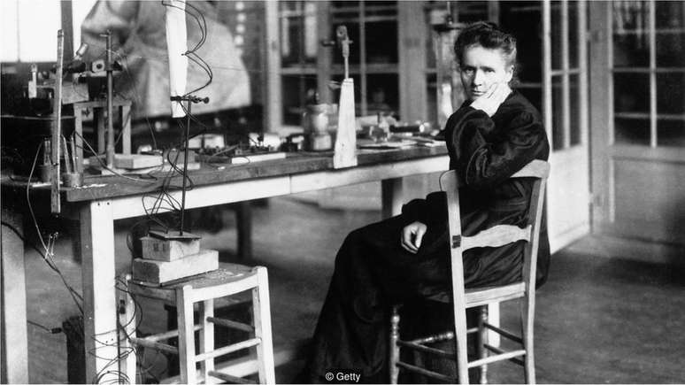 Marie Curie foi a primeira mulher a ganhar um Prêmio Nobel de Física, em 1903; ela compartilhou o prêmio com o marido Pierre