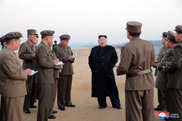 Líder norte-coreano, Kim Jong Un, durante teste de nova arma tática, em foto de divulgação da KCNA em 16/11/2018 KCNA via Reuters