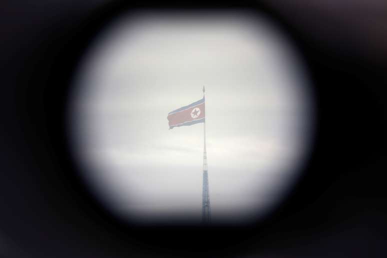 Bandeira da Coreia do Norte no alto de torre vista de um binóculo instalado na fronteira entre as duas Coreias 24/04/2018 REUTERS/Kim Hong-Ji