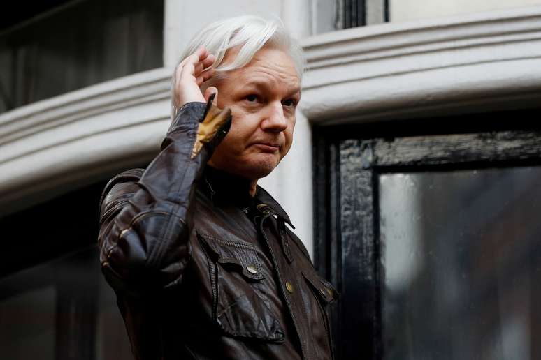 Fundador do WikiLeaks, Julian Assange, na embaixada do Equador em Londres, onde está abrigado 19/05/2017 REUTERS/Peter Nicholls