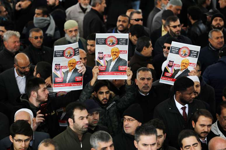 Pessoas segurando cartazes com a foto do jornalista saudita Jamal Khashoggi durante funeral simbólico em Istambul
16/11/2018 REUTERS/Huseyin Aldemir 