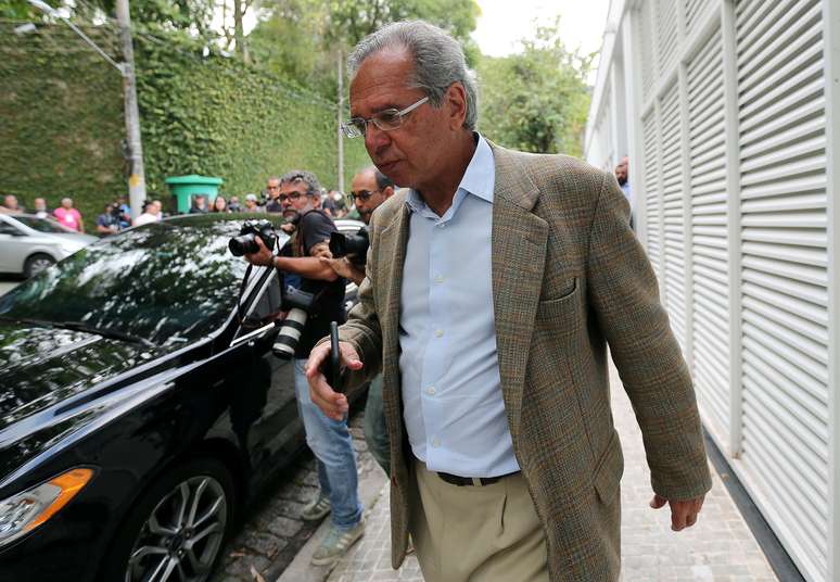 Paulo Guedes, futuro ministro da Economia do pr&oacute;ximo governo,  deixa encontro com presidente eleito Jair Bolsonaro 30/10/ 2018. REUTERS/Sergio Moraes