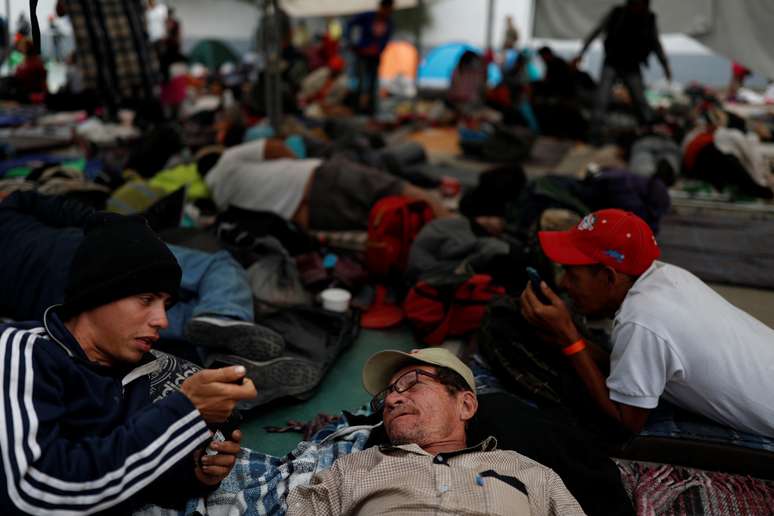 Imigrantes que integram caravana com destino aos EUA descansam em centro esportivo em Tijuana
16/11/2018 REUTERS/Carlos Garcia Rawlins