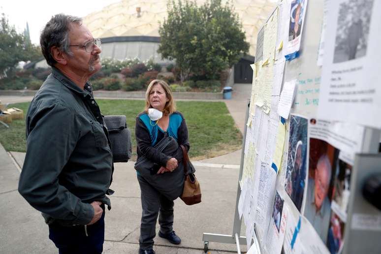 Lane e Julie Walker observam lista de desaparecidos em Chico, na Califórnia
 15/11/2018    REUTERS/Terray Sylvester 