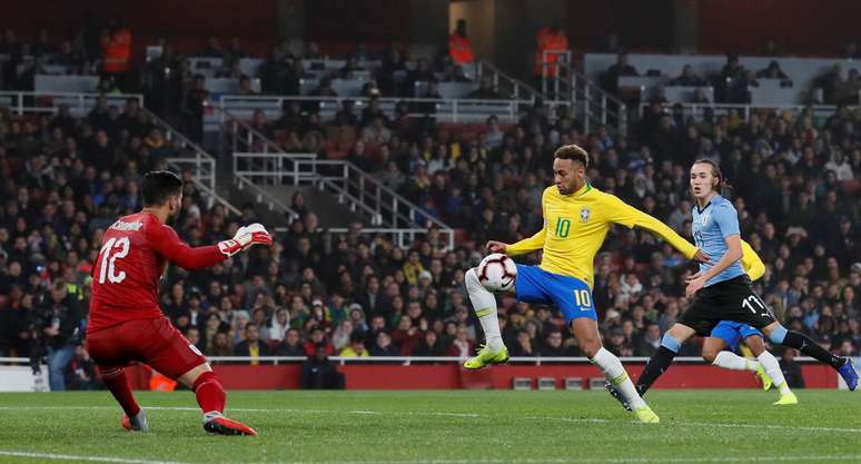 Neymar foi um dos poucos jogadores da Seleção Brasileira que levou perigo ao gol uruguaio