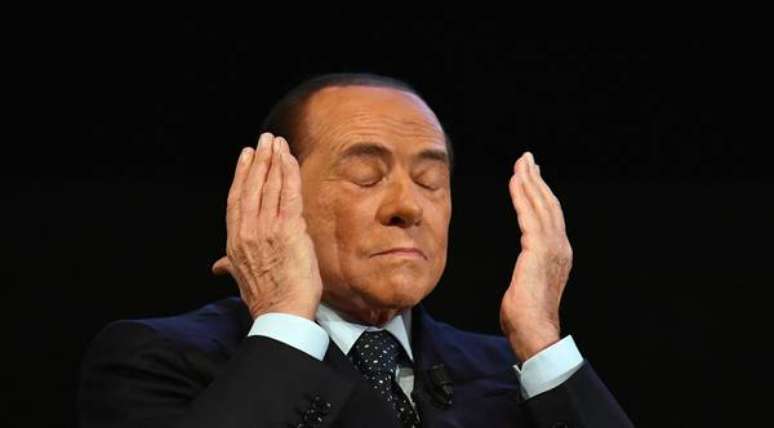 Berlusconi durante apresentação de livro em Milão, em 29 de outubro